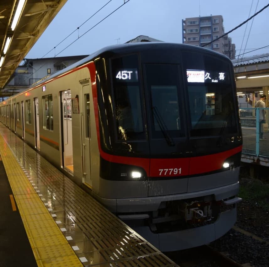 地下鉄日比谷線・東武線直通の座席指定列車「THライナー」に乗る