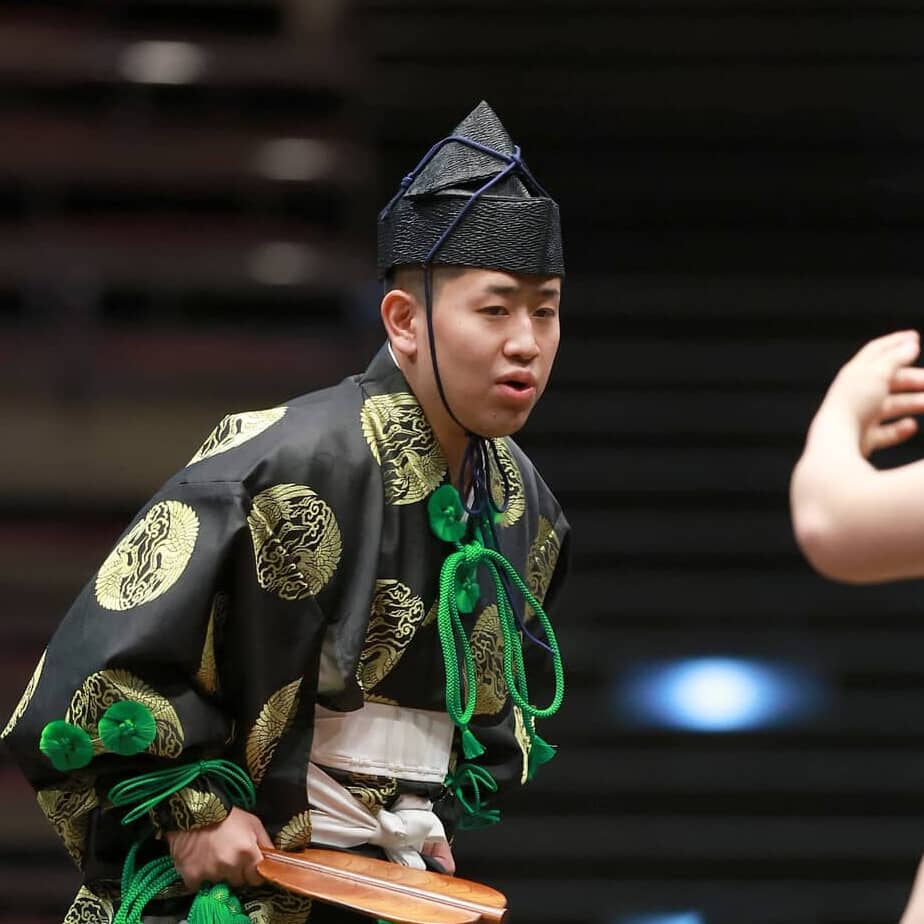 【大相撲】今場所からデビューの18歳行司が土俵下に転落！担架で退場