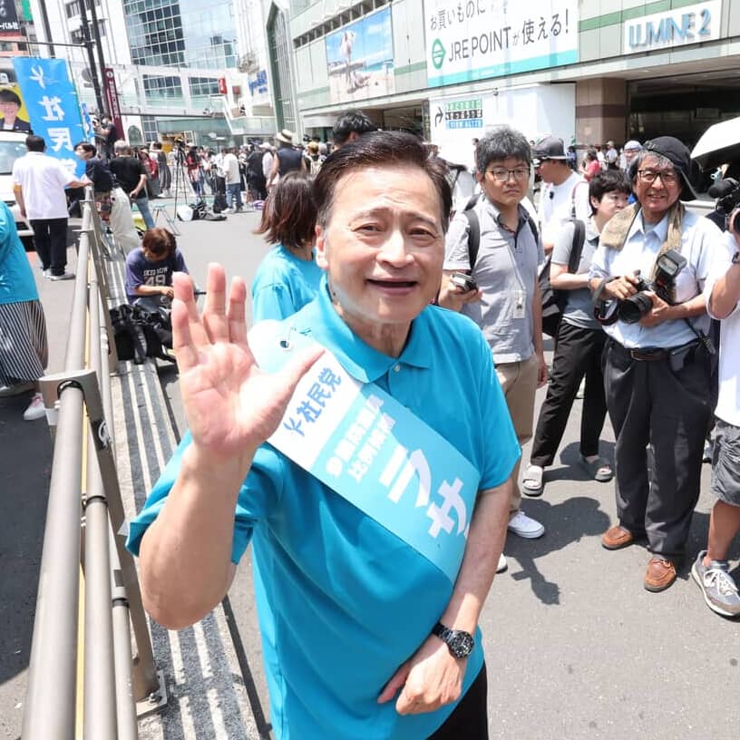 ラサール石井、炎天下の新宿駅前で第一声だ「笑顔になるような国を取り戻そう」