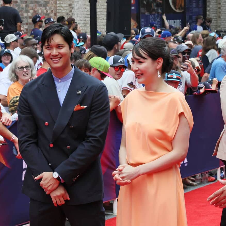 【オールスター】まるでハリウッドスター…大谷翔平、真美子夫人がレッドカーペット歩く