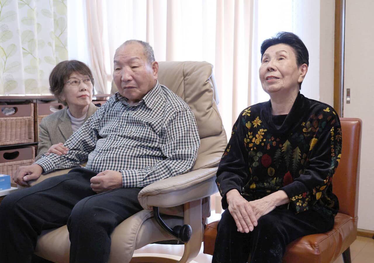 袴田巌さん（中央）と姉・ひで子さん（右）