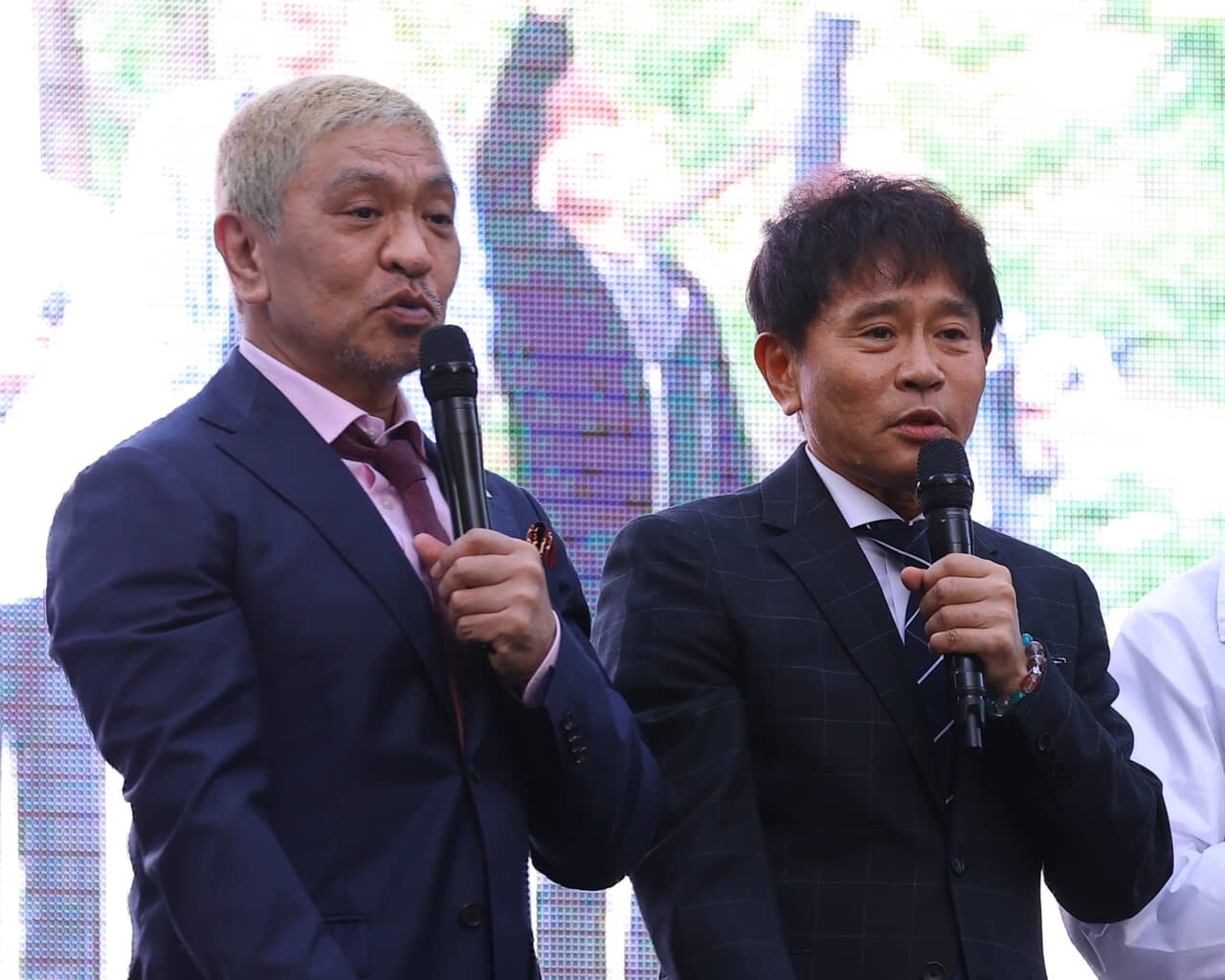 ダウンタウンの松本人志（左）、浜田雅功