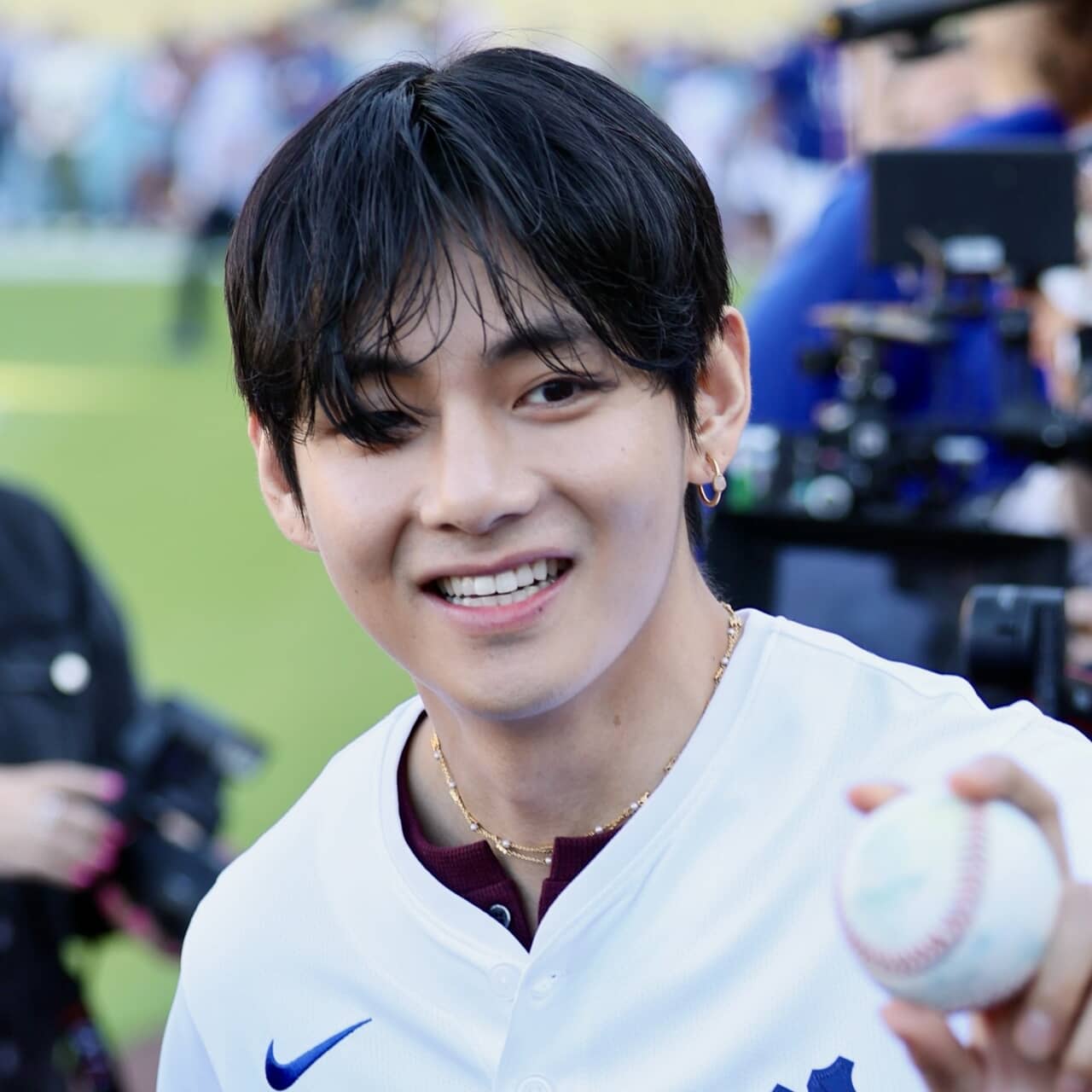 BTS「V」、始球式で大谷翔平と共演！見事なストライクを披露