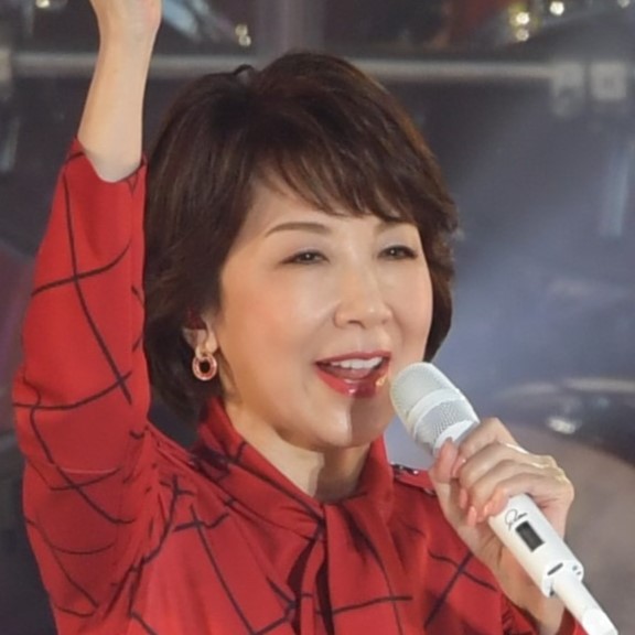 伊藤蘭、娘・趣里の結婚を祝福！親子の2ショット写真を添えて