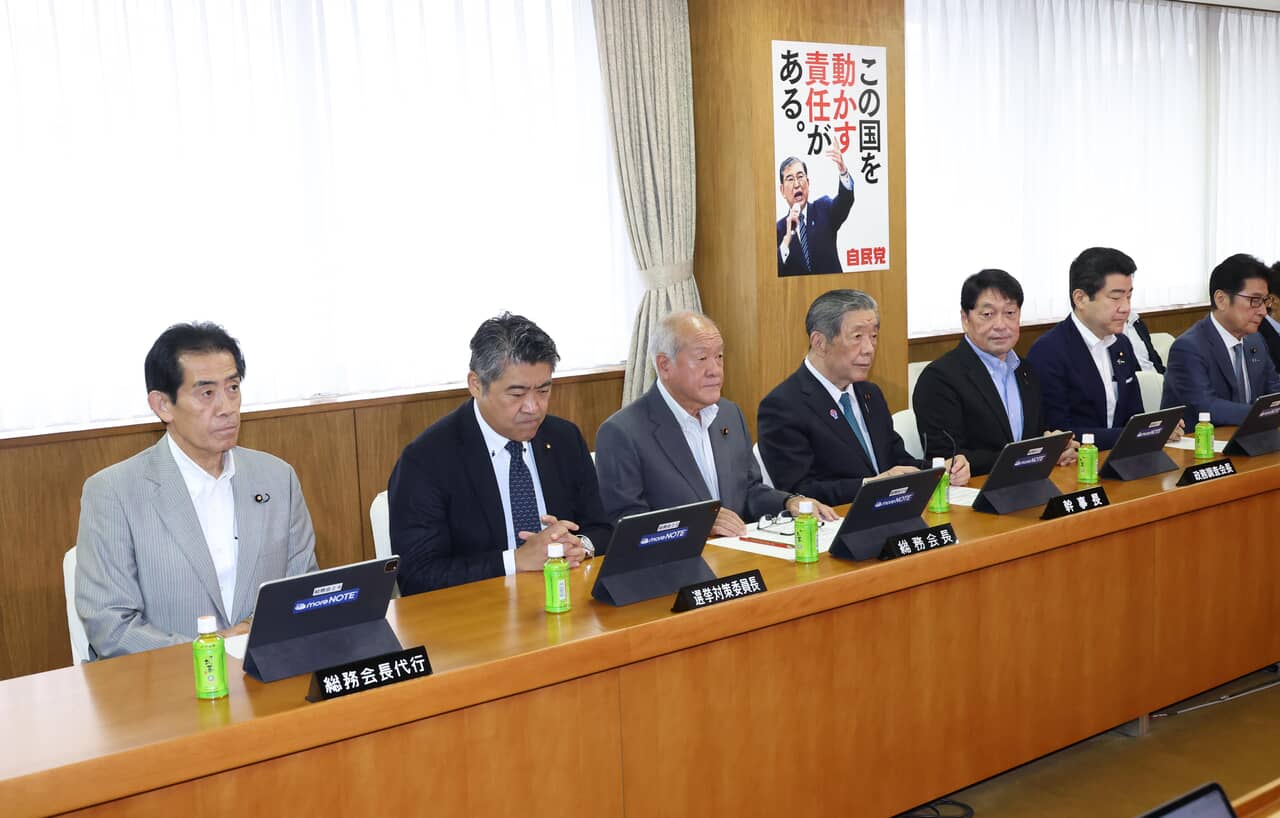 総務会に臨む自民党の役員ら(9日午前)
