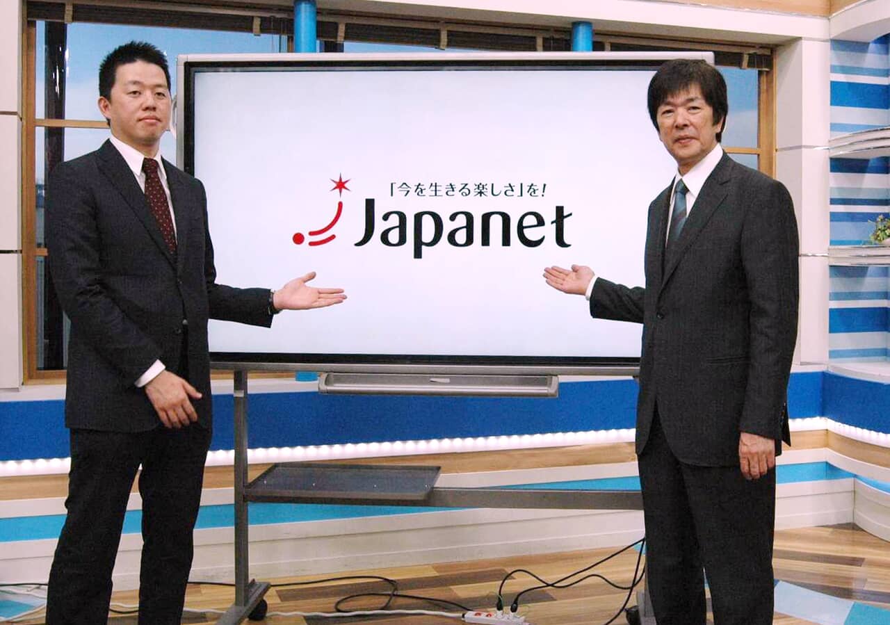 ジャパネットたかたの高田旭人社長(左)と元社長の高田明氏
