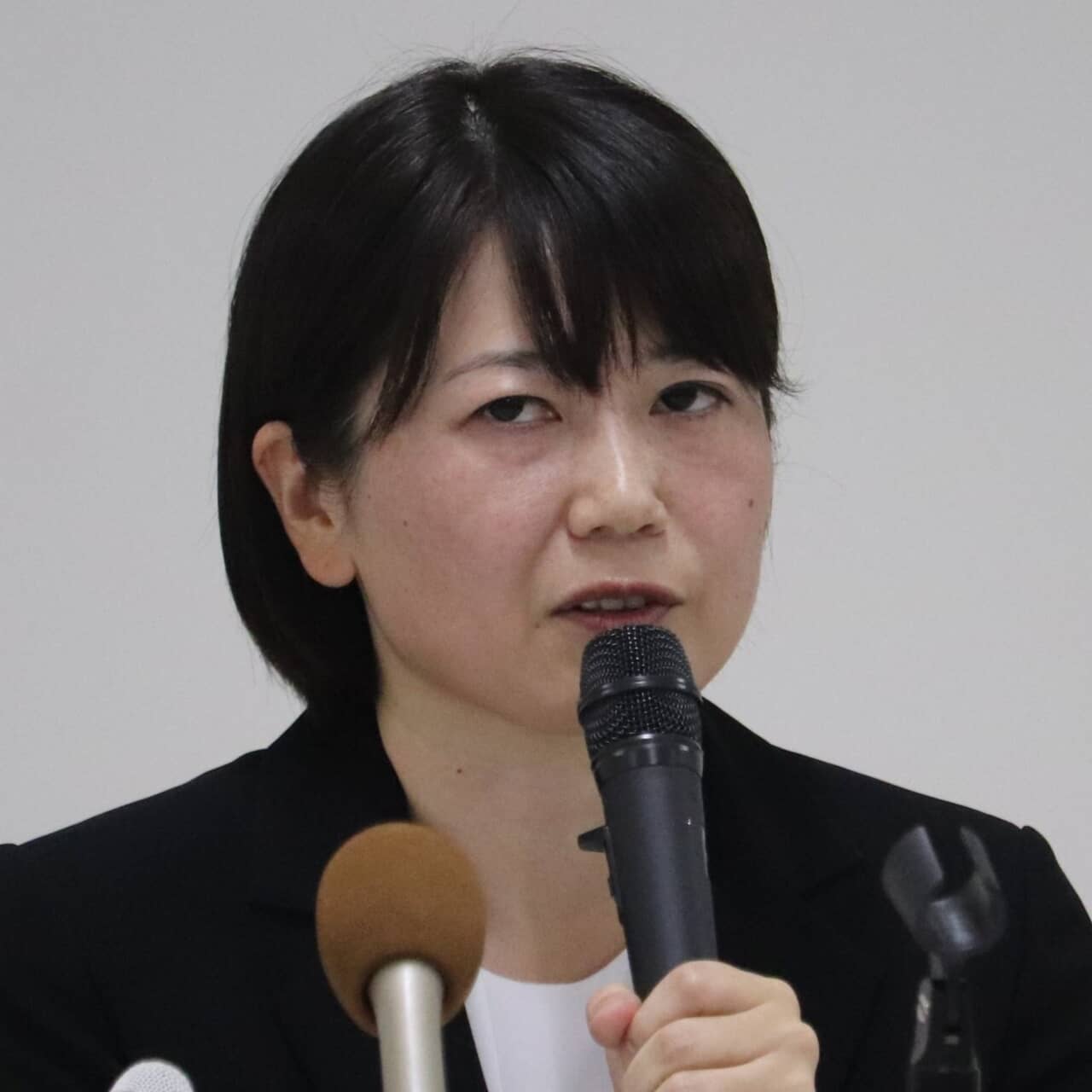 妻帯者である部下の男性とラブホテルに！女性前橋市長、謝罪もアウト!?