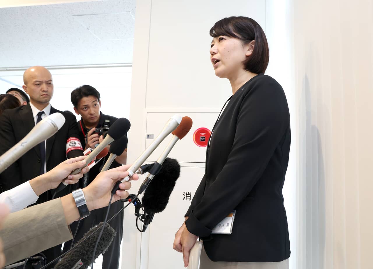 囲み取材に応じる小川晶市長