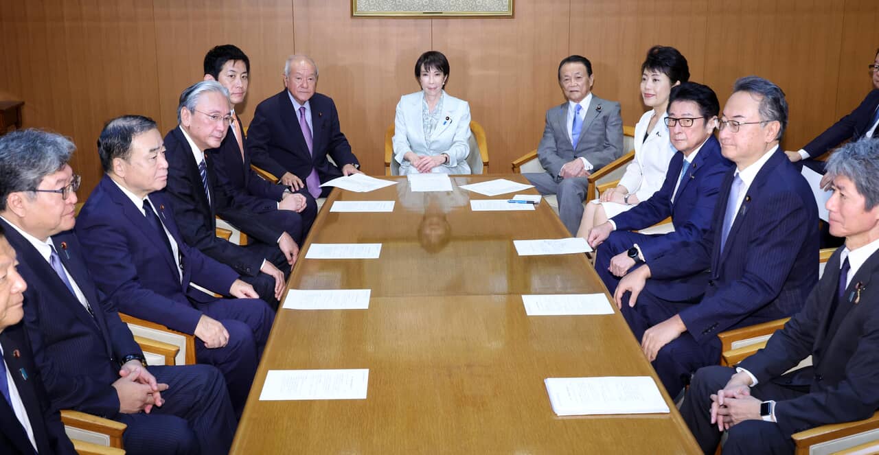 （中央左から）鈴木俊一幹事長、高市早苗総裁、麻生太郎副総裁ら