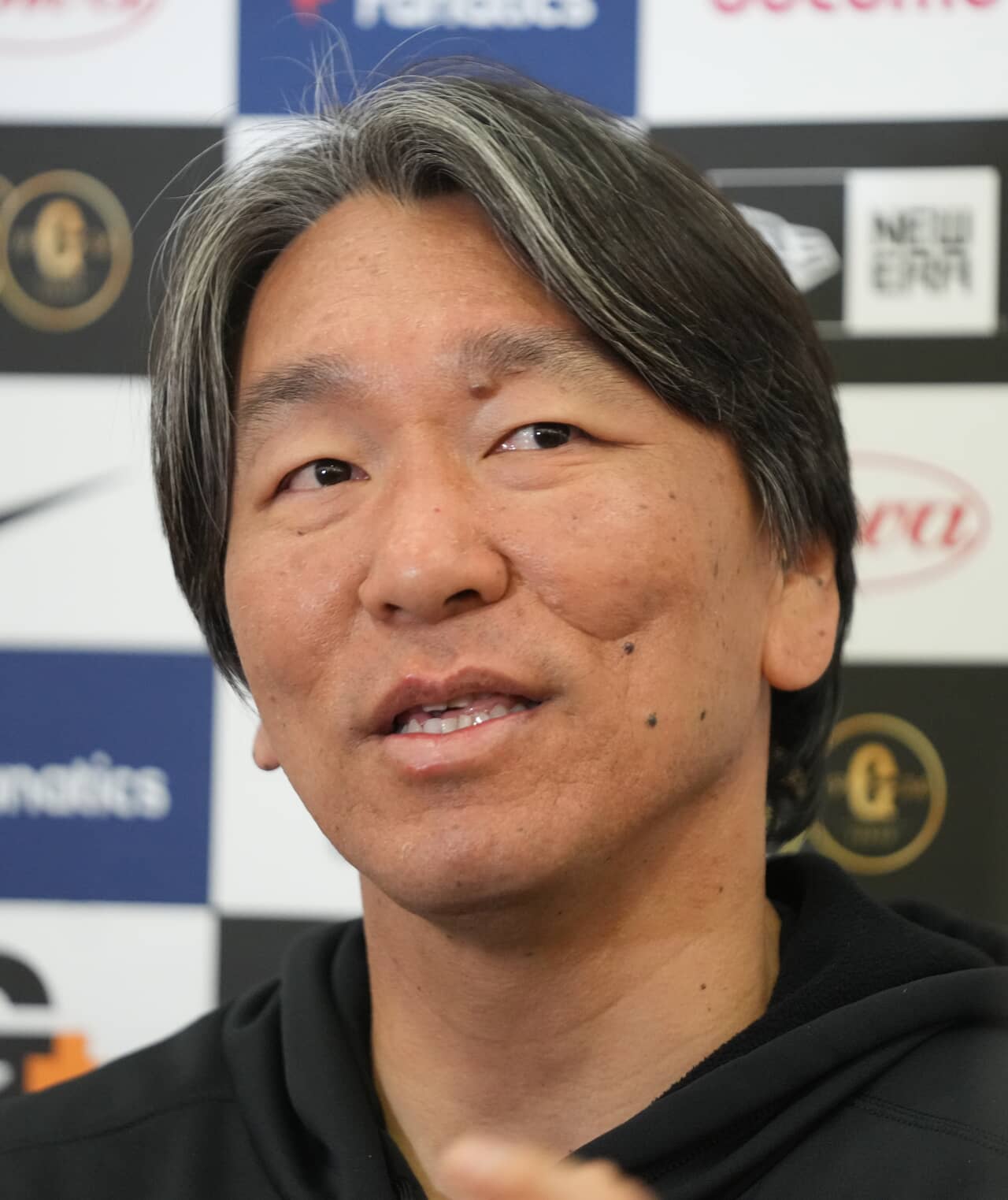 松井秀喜氏、ピンストライプのYユニ姿で始球式に登場！ヤンキースタジアム大歓声