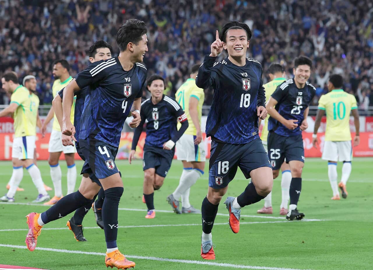 後半、ヘディングでゴールを決めた上田綺世選手(中央右)