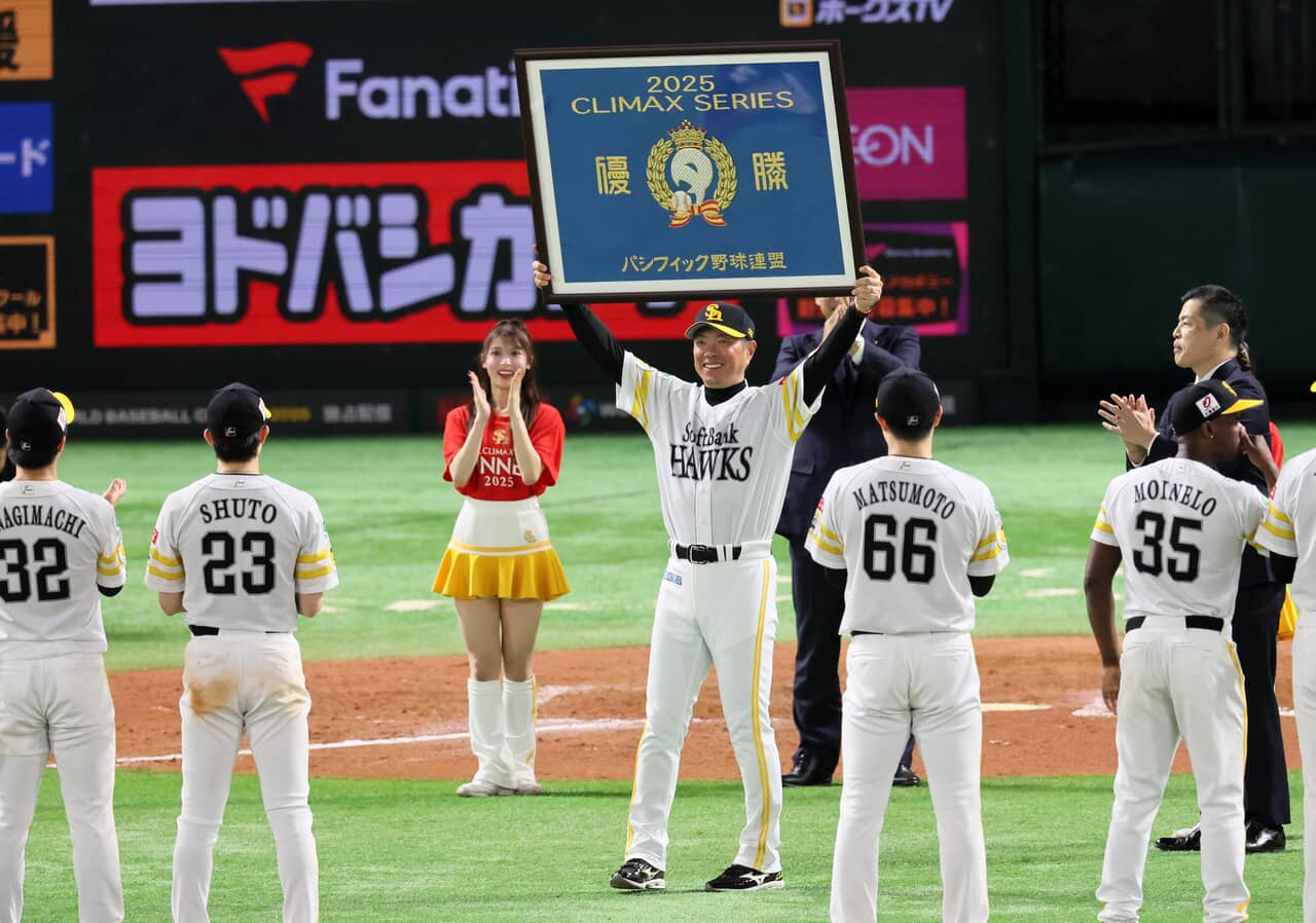 クライマックスシリーズ優勝の額を掲げるソフトバンク・小久保裕紀監督