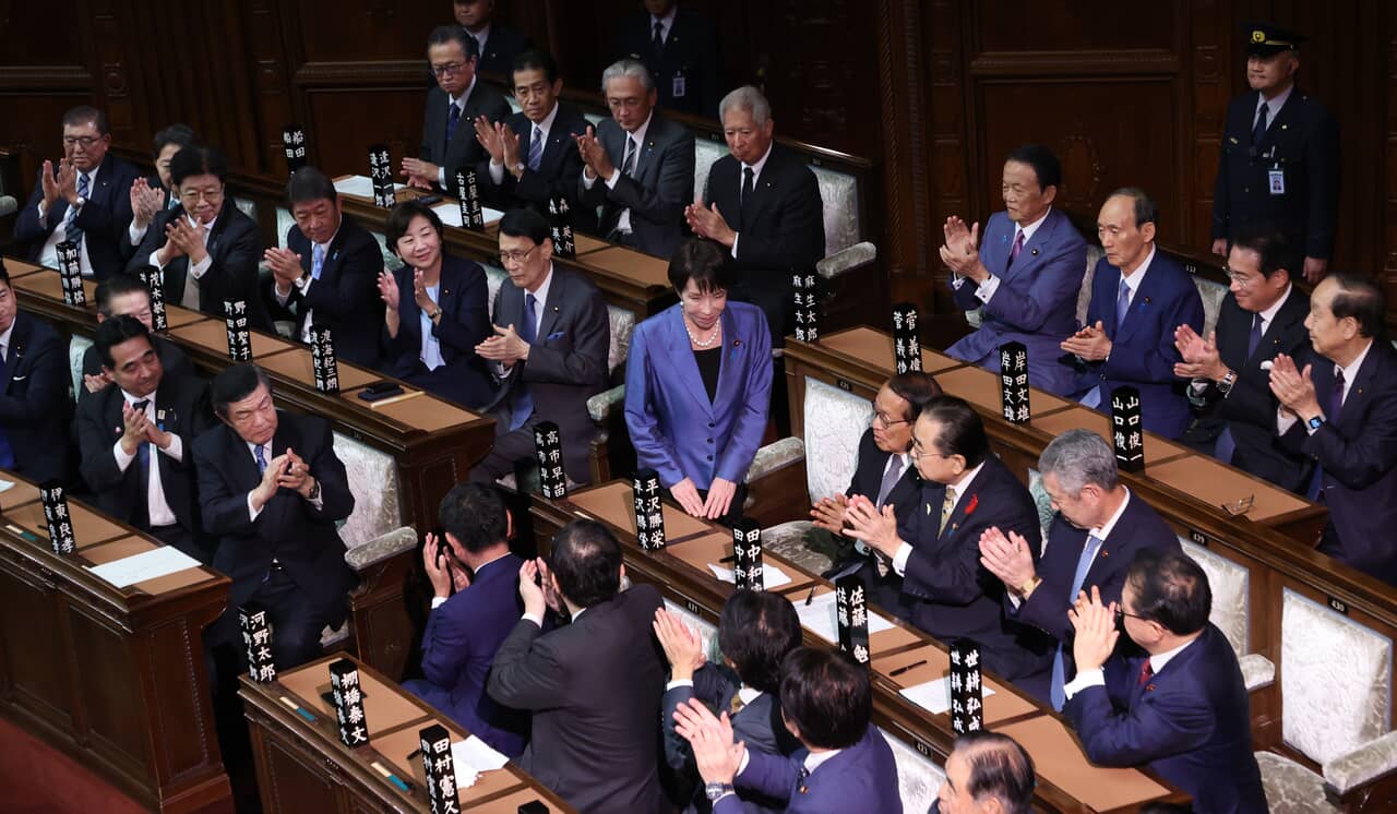 首相に選出され拍手を受ける自民党の高市早苗総裁