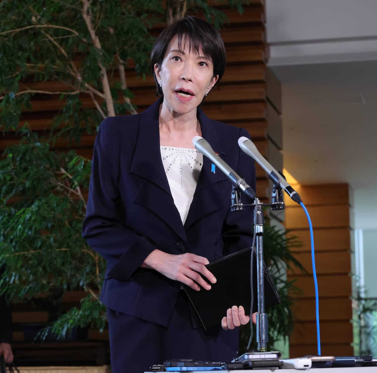 北朝鮮のミサイル発射を受け、記者団の取材に応じる高市早苗首相