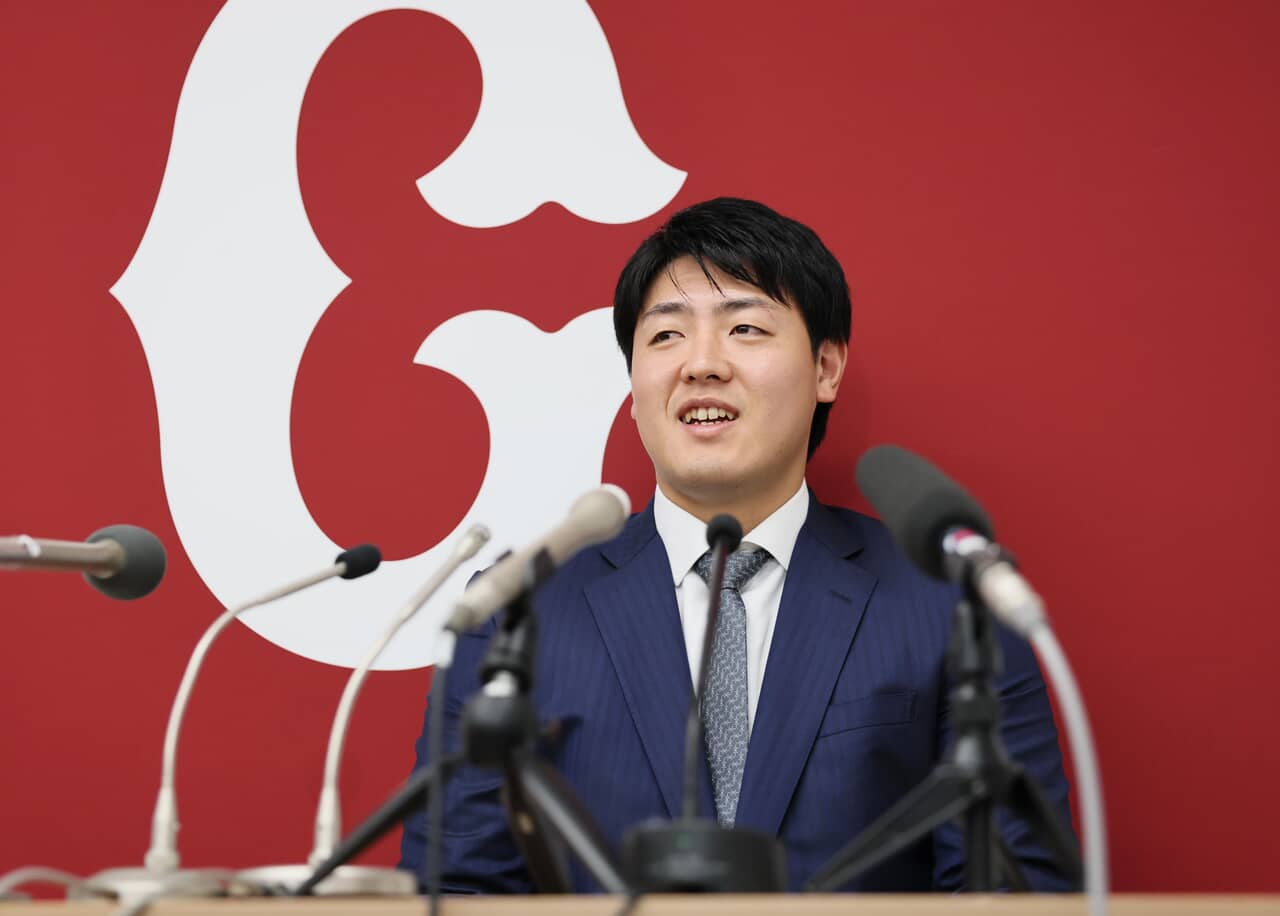 会見に臨んだ岡本和真選手
