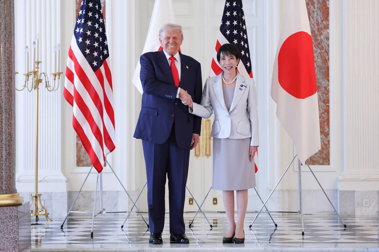トランプ米大統領(左)と高市早苗首相