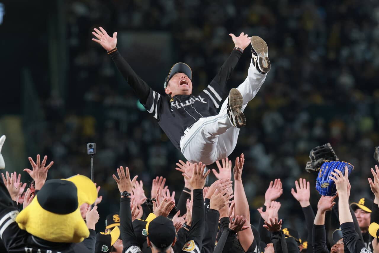 胴上げされるソフトバンク・小久保裕紀監督