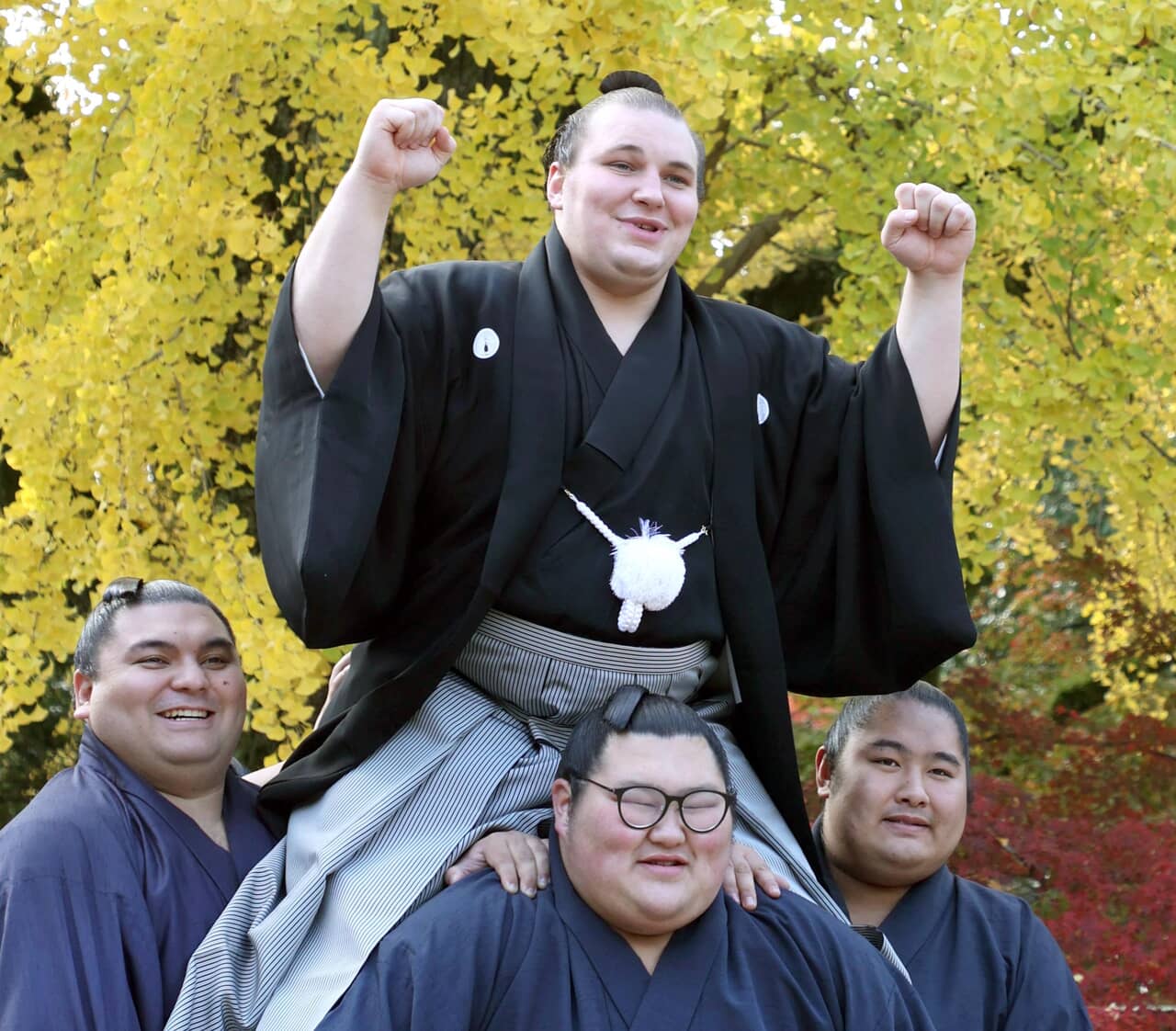 伝達式の後、喜びをポーズで表した安青錦（上）