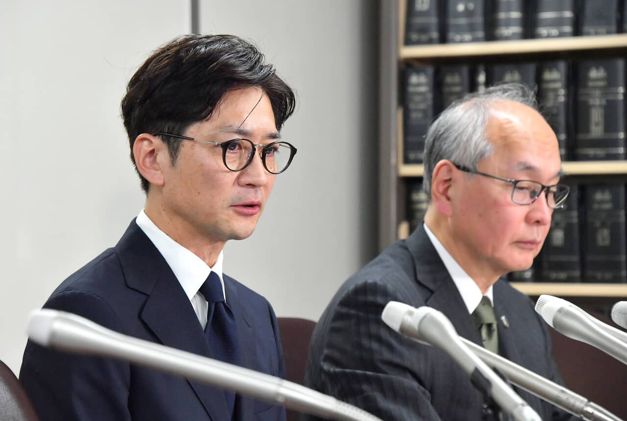 26日に会見を開いた国分太一（左）