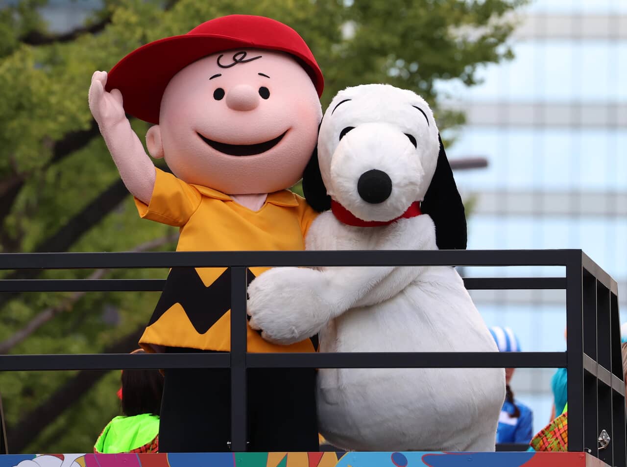 「ピーナッツ」のキャラクター、チャーリーブラウン（左）とスヌーピー