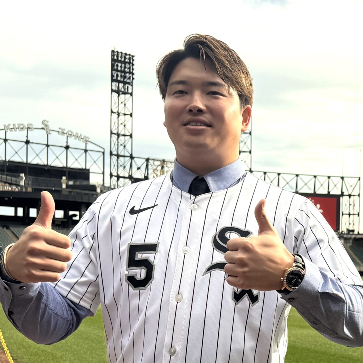 ホワイトソックス入団の村上宗隆、白靴下を“持参”…英語で爆笑会見！