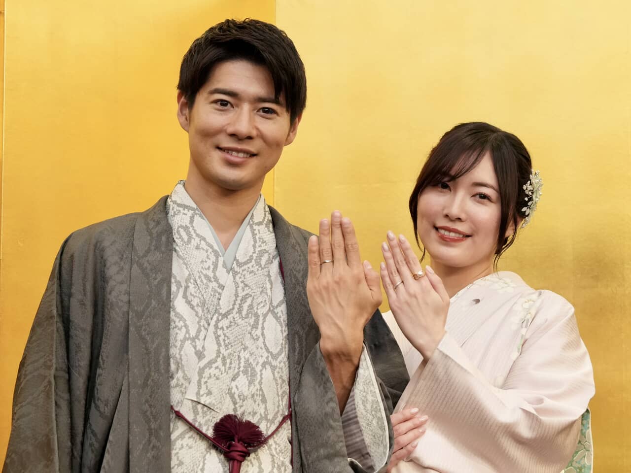 結婚会見を行った、辻本達規（左）と松井珠理奈