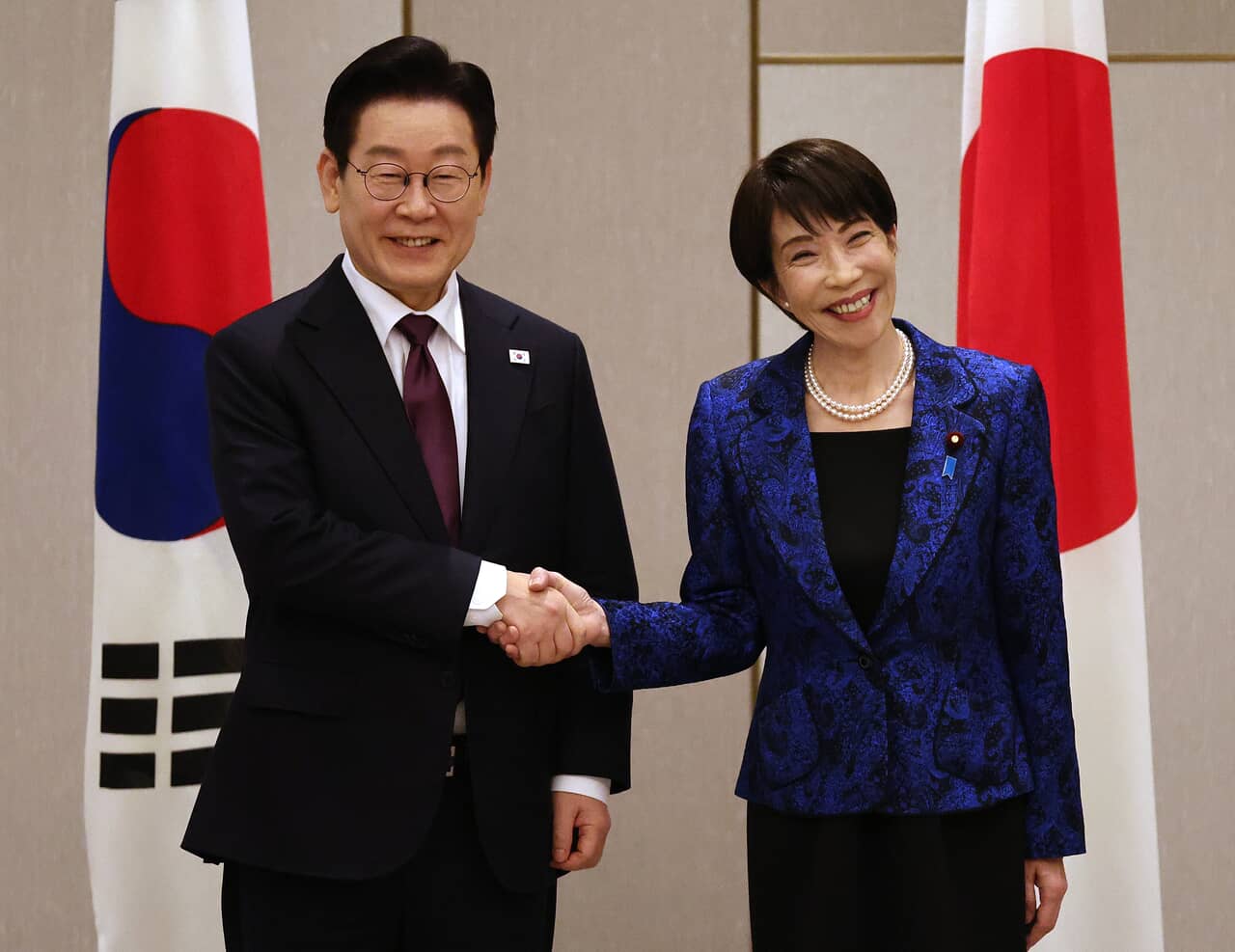 韓国の李在明大統領(左)と高市早苗首相
