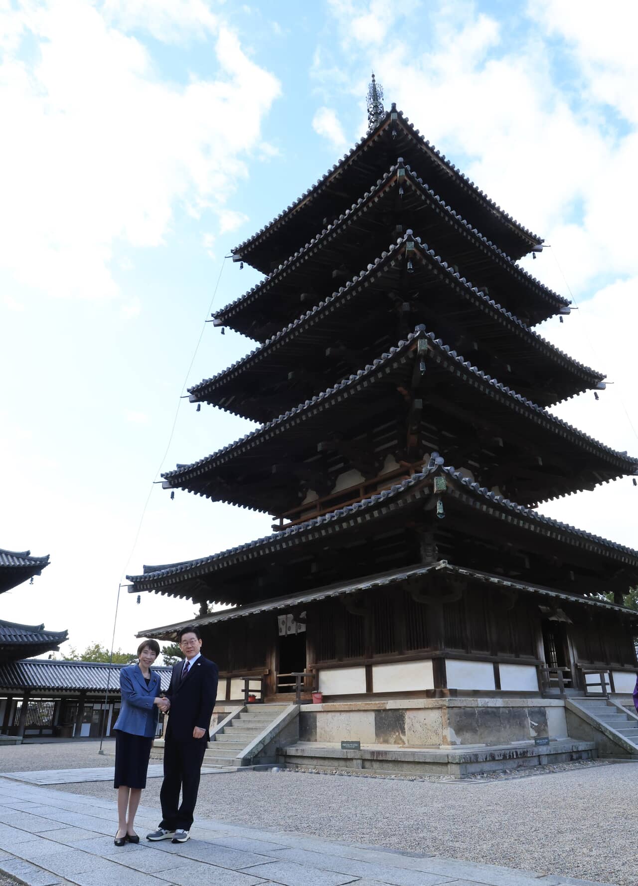 法隆寺境内で握手する高市早苗首相(左)と韓国の李在明大統領