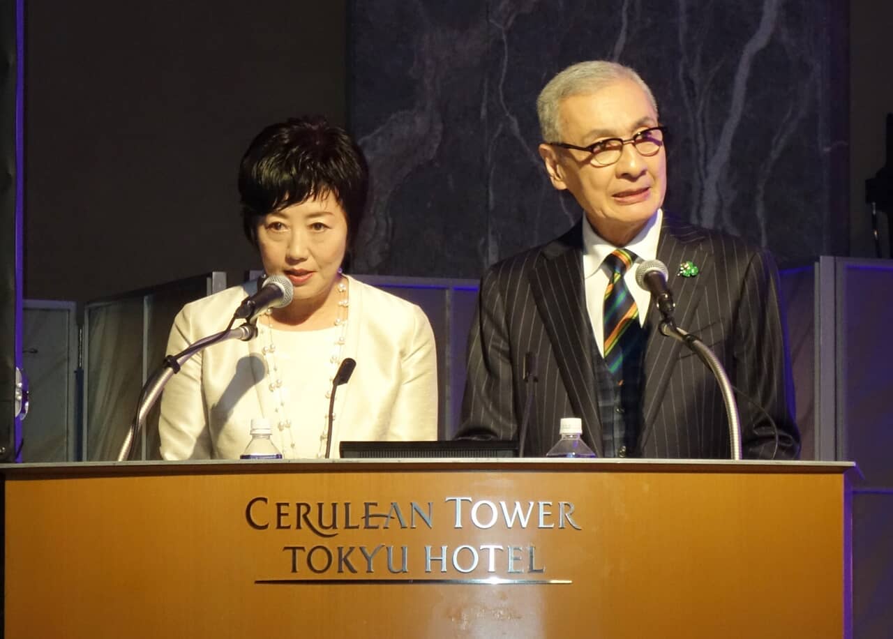 2018年「第55回ギャラクシー賞」でもコンビで司会を務めた、小宮悦子アナ（左）と久米宏さん