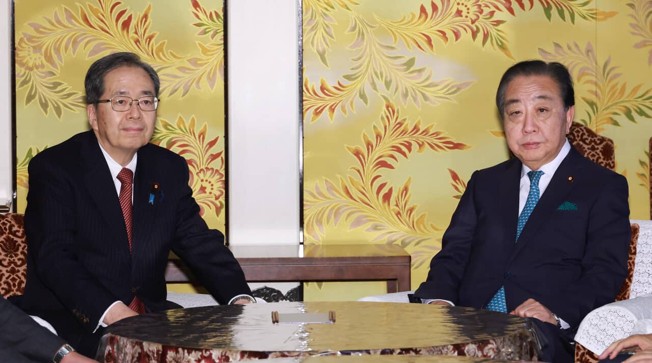 公明党の斉藤鉄夫代表（左）と立憲民主党の野田佳彦代表