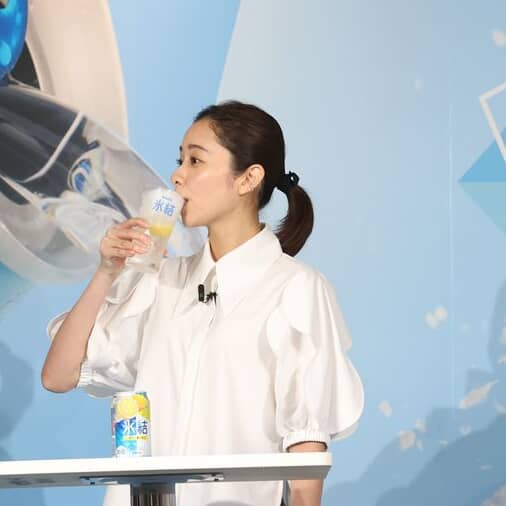 チューハイを飲む絵が爽やかすぎる！女優の堀田真由が「氷結」ガチ飲み、新技術にもびっくり