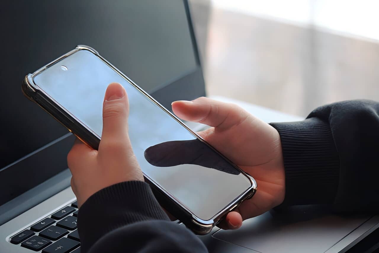 スマートフォンを操作する手元