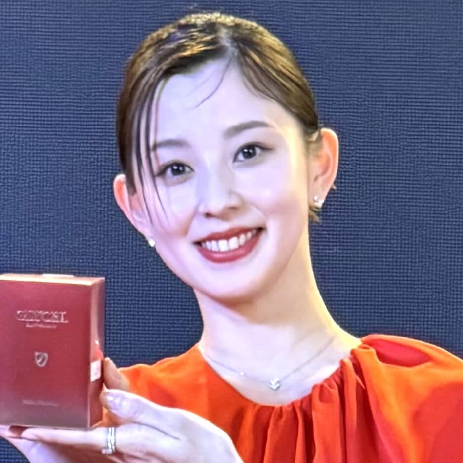 第2子妊娠中の朝比奈彩 バレンタイン前日に真っ赤なドレスで登場！夫・山下健二郎へのチョコは？