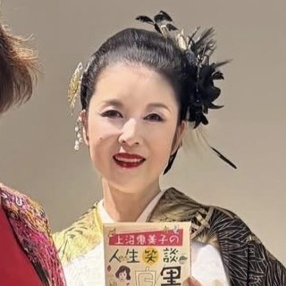 藤あや子、「大阪の大御所タレント」との2ショット披露！直筆サイン入り著書に大感激