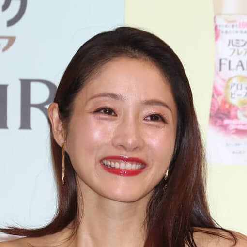 石原さとみ、ママになっても美しさはそのまま。産後初の公の場に真紅ドレスまとい登場