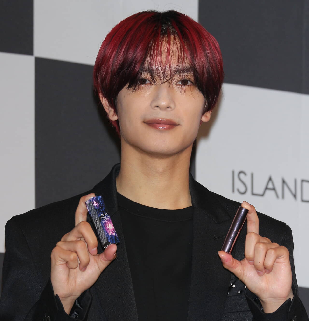 「ISLAND Natural Diamond Essence Stick」を手にした高橋恭平