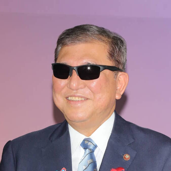 石破首相、メガネベストドレッサー授賞式にキター！“初めての表彰”にニンマリ