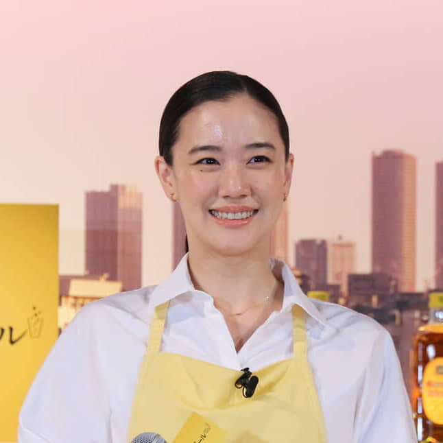 こんな店主がいたら深酒しそう…蒼井優がサントリーイベントで黄色いエプロン披露！