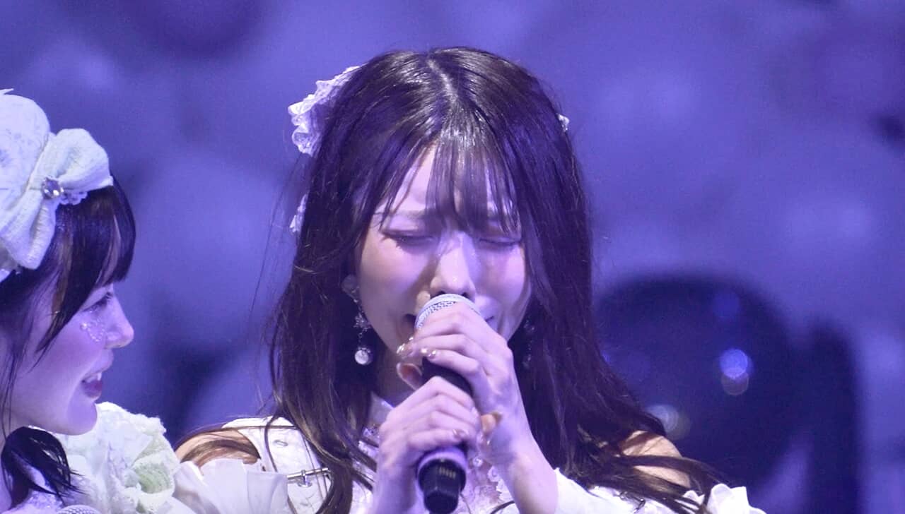 メンバーが感激の涙を浮かべた