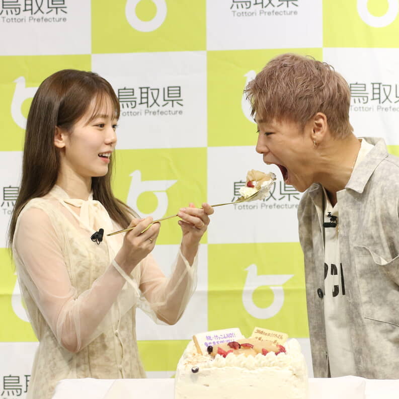 武尊＆川口葵夫妻、初公の場で「あーん」披露！さらにケーキ入刀まで