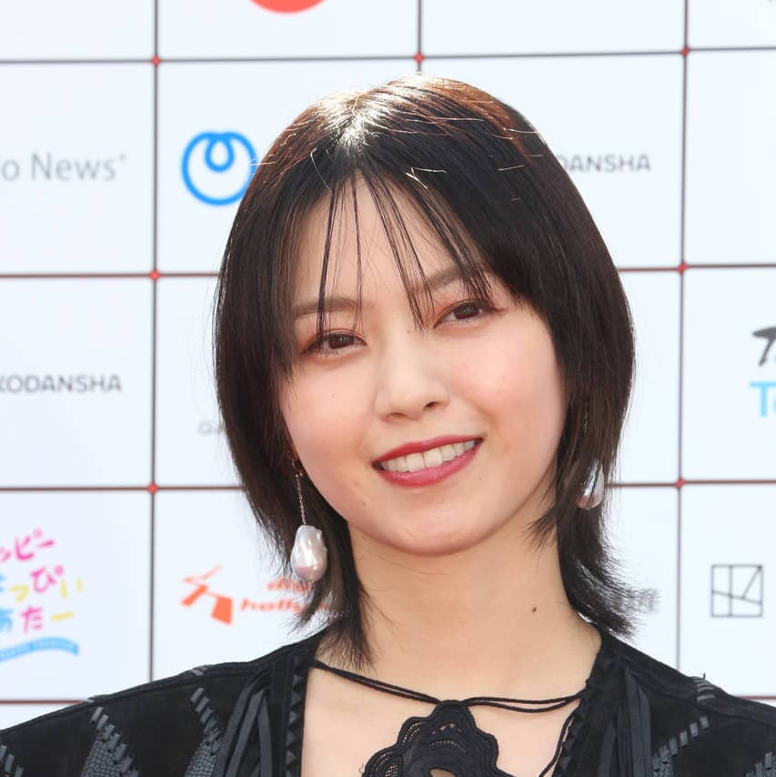 国際映画祭レッドカーペットに西野七瀬が登場！ブラックドレスに大人の魅力が溢れまく…