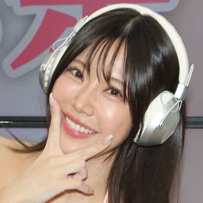 「キスのプロ」「私の唇を堪能して」鈴木ふみ奈が、自身の最新トレカPRでファン誘惑