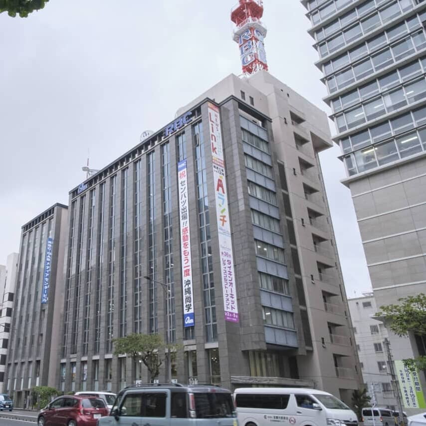 【琉球放送】20代元女子アナが同僚の飲み物に薬盛ったか「元従業員が逮捕・起訴される事態お詫び」