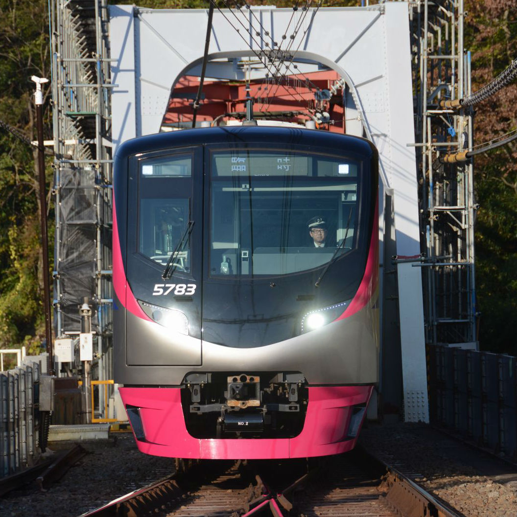 京王線の臨時座席指定列車「Mt.TAKAO号」で昼間の車窓を楽しむ