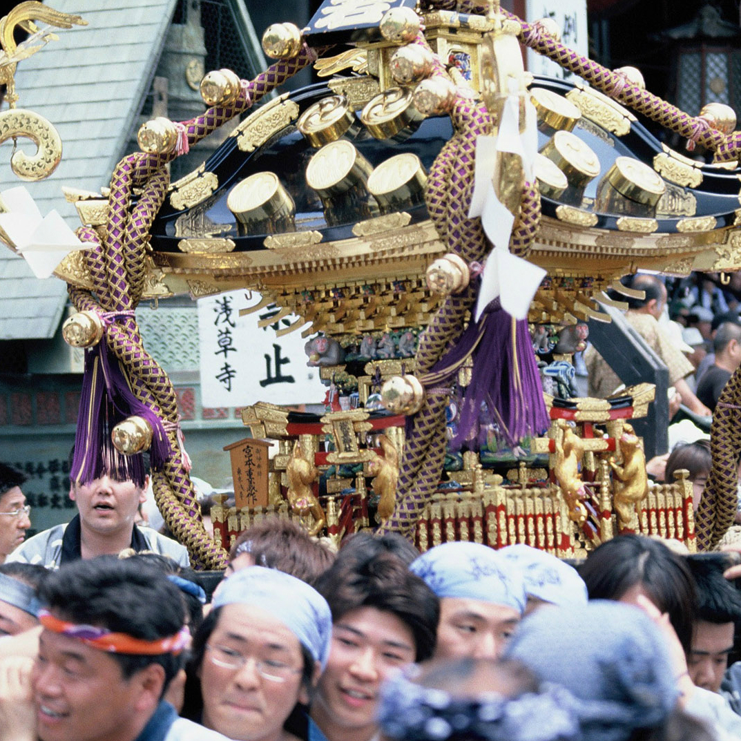 肩に巨大なタコができることも……神輿のユニークな担ぎ方