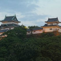 夕景から夜景へと移りかわる和歌山城の天守