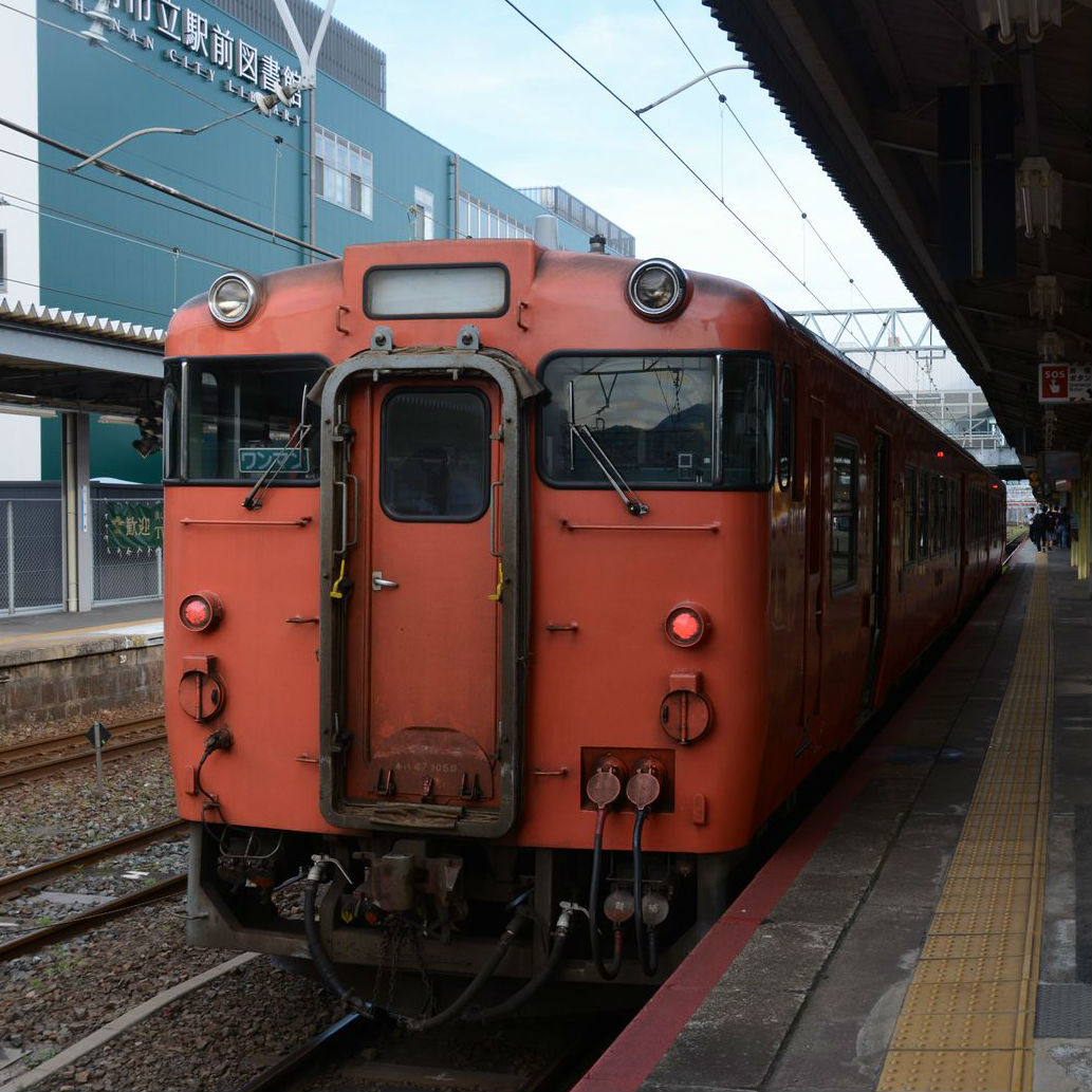 懐かしいタラコ色の車両。JR岩徳線ゆったりローカル旅