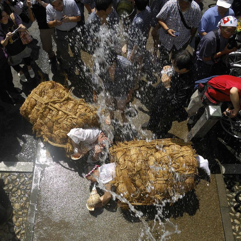 水をかけられながら法螺貝を吹き鳴らす!? 東京に本当にある変わったお祭り