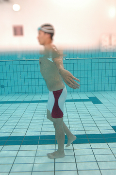 水泳をすると、身体が柔らかくなって、<br />肩コリ・腰痛も解消されます！