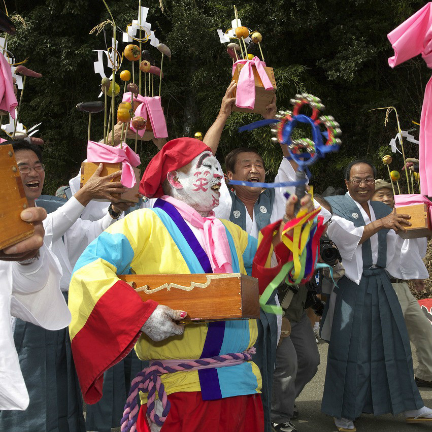 和歌山県の山奥、白塗りの不気味な男が「笑え笑え〜」と囃し立てる謎の祭り